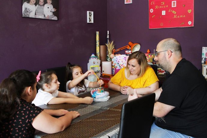 Miriam y Francisco, padres de tres niñas de Canovelles (Barcelona) que participan al programa A tu lado de la organización Save the Children.