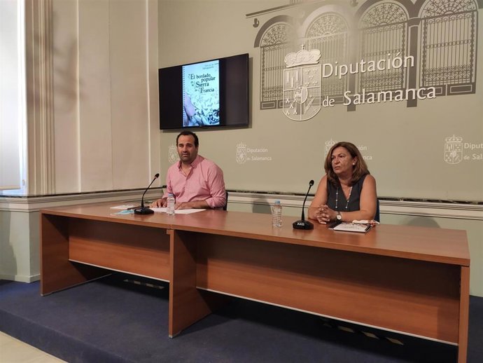 El diputado David Mingo y la coautora del manual María Valdivielso en la presentación de la publicación