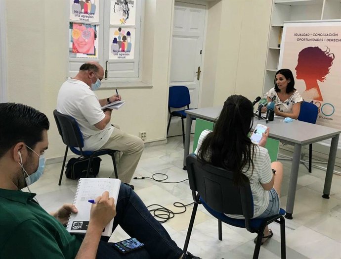 La asesora de programa del IAM en Sevilla, Ana González, en rueda de prense desde la sede del Instituto Andaluz de la Mujer