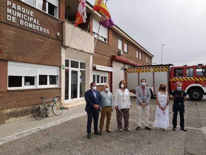 Armise y Simón, en el centro, tras la firma del convenio para los bomberos de Palencia.