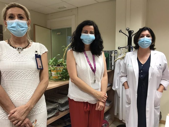Eva Rodríguez, María Jesús Iglesias y Concepción Mora, trabajadoras sociales integrantes del equipo de personas adultas hospitalizadas, han liderado la iniciativa