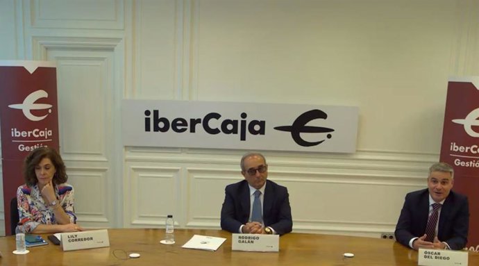 (I-D) Lili Corredor, Directora General De Ibercaja Gestión, Rodrigo Galán, Director Del Grupo Financiero De Ibercaja, Y Óscar Del Diego, Director De Inversiones De Ibercaja Gestión, En Una Presentación Este Miércoles