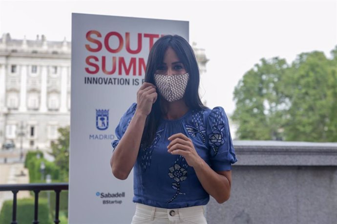 La vicealcaldesa, Begoña Villacís, se quita la mascarilla en la presentación de South Summit 2020