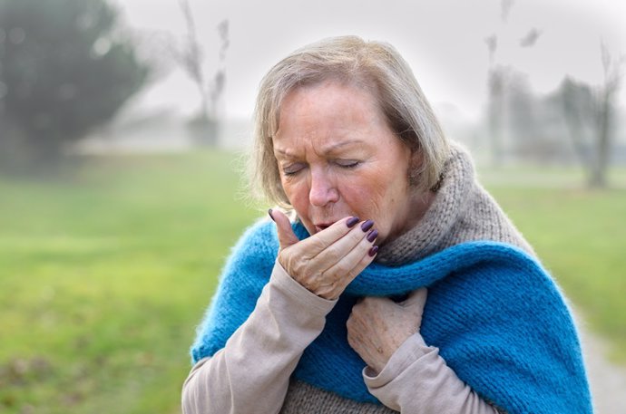 Imagen de recurso de una mujer tosiendo