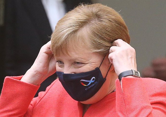 Angela Merkel se quita la mascarilla antes de un discurso en Berlín
