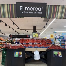 Sección de frutería de un supermercado Caprabo donde se ofertan cerezas de temporada de procedencia catalana.