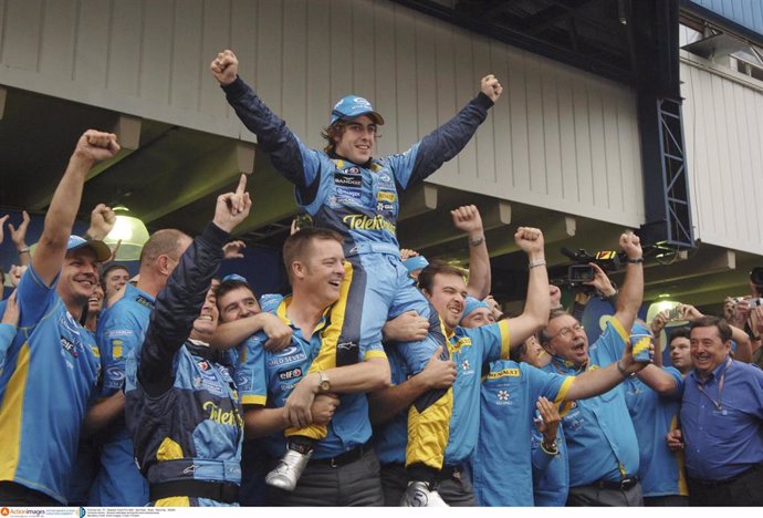 Fernando Alonso celebra un triunfo con Renault en 2005