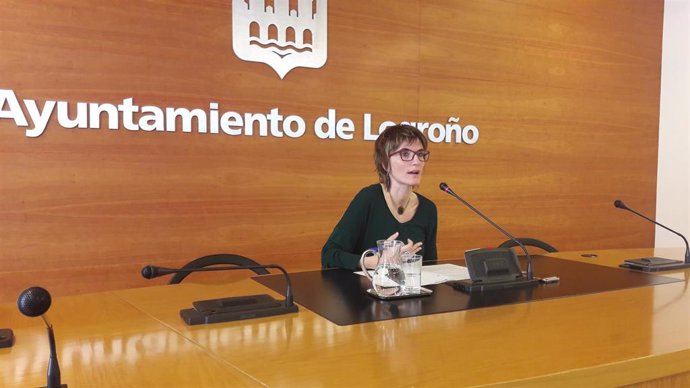 La concejala de Igualdad del Ayuntamiento de Logroño, Eva Tobías Olarte,  en comparecencia de prensa