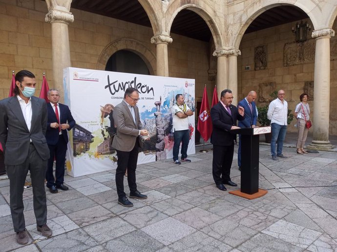 El presidente de la Diputación de León y del Patronato de Turismo, Eduardo Morán, encabeza la constitución de la Mesa de Turismo de León con la presencia del alcalde de León, José Antonio Diez.
