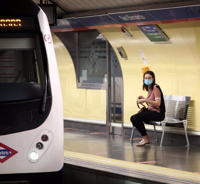 Una pasajera espera su tren en un andén de la estación de Metro de San Bernardo, en Madrid (España), a 22 de junio de 2020. 