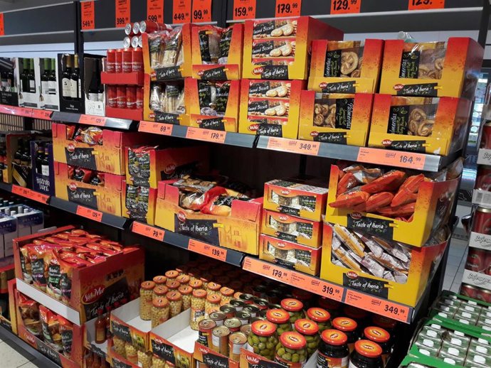 Productos de la campaña 'Sol&Mar' en un establecimiento de Lidl en Serbia