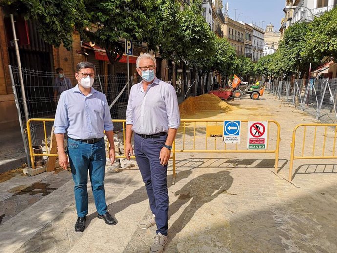 El portavoz de Cs en el Ayuntamiento de Sevilla, Álvaro Pimentel, y el concejal Miguel Ángel Aumesquet, en la calle Mateos Gago