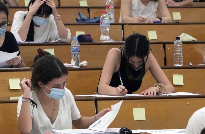 Estudiantes realizando la prueba de la EBAU.