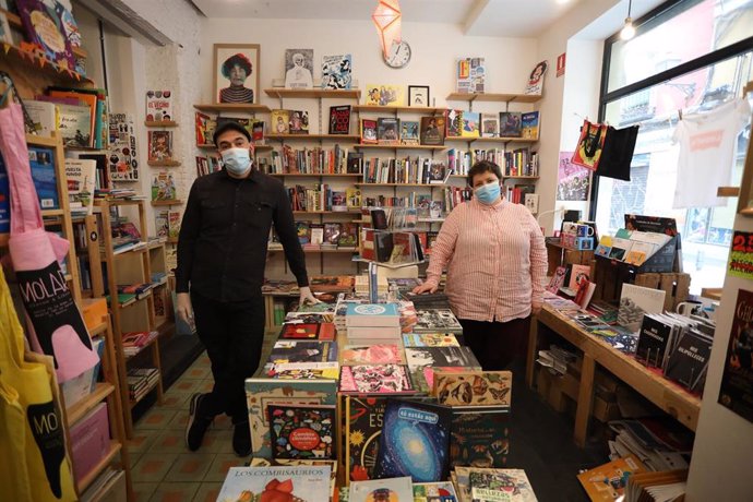 Esther Gaitero y el periodista Antonio Diniz Almeida, posan en la tienda en la que trabajan, Molar Discos & Libros