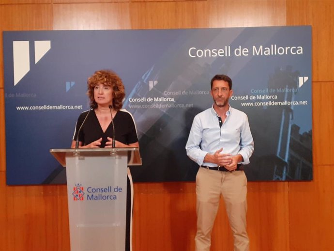 Los consellers del PI Xisca Mora y Antoni Amengual, en la sala de prensa del Consell de Mallorca.