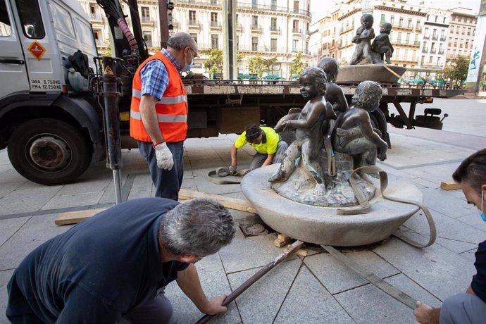 Retiran las fuentes de la plaza del Pilar para su restauración