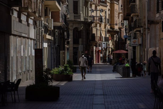 Diverses persones caminen per un carrer del centre de Lleida, capital de la comarca del Segri, a Lleida, Catalunya (Espanya), 6 de juliol del 2020.