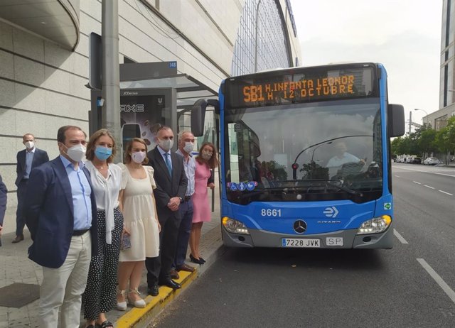Imagen del delegado de Medio Ambiente y Movilidad, Borja Carabante, y el gerente de la EMT, Alfonso Sánchez, comprobando el funcionamiento del nuevo autobús a demanda que lanza la empresa municipal.