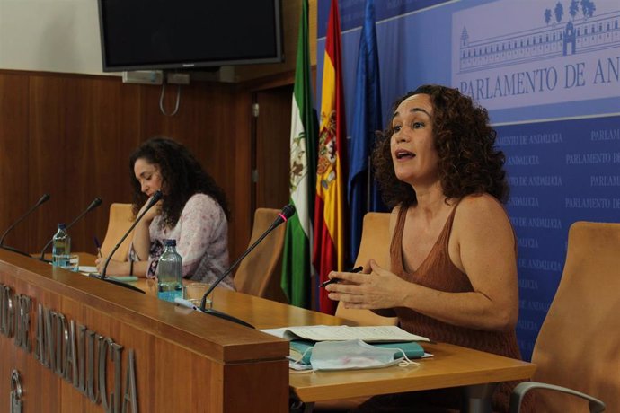 La diputada de Adelante Andalucía en la comisión de Educación, Ana Naranjo, en rueda de prensa junto a la portavoz parlamentaria, Inmaculada Nieto