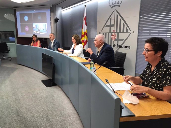 Los teniente de alcalde Janet Sanz y Jaume Collboni; la alcaldesa de Barcelona, Ada Colau; el líder de ERC en Barcelona, Ernest Maragall, y la concejal de ERC Maria Buhigas.