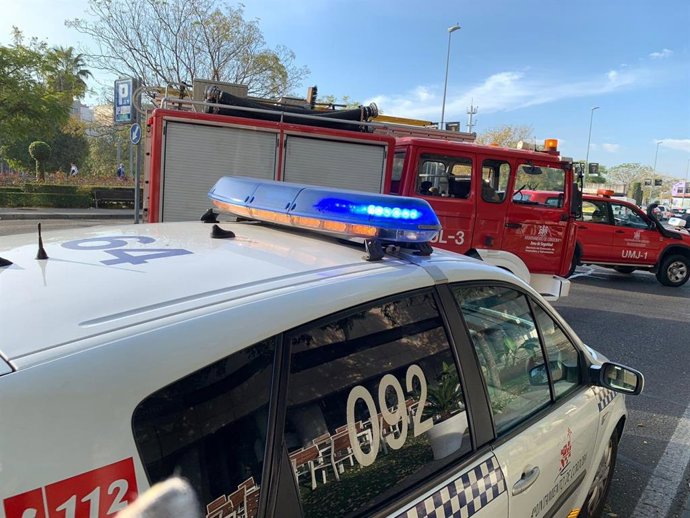 Policía Local y bomberos de Córdoba prestando servicio en incendio, en una imagen de archivo.