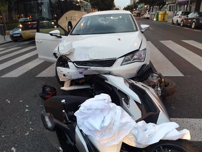 Moto y coche siniestrado en accidente de la Avenida Andalucía en Cádiz