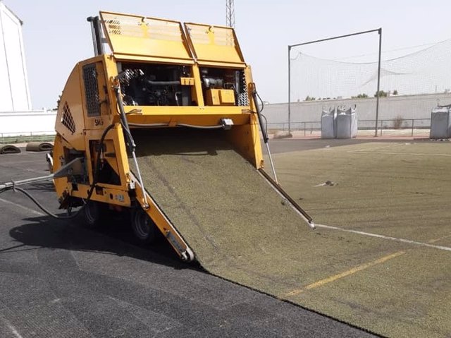 Obras de sustitución del césped artificial en el campo de fútbol de Olivenza.