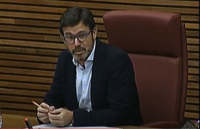 El presidente de Confecomer, Rafael Torres en Les Corts Valencianes.