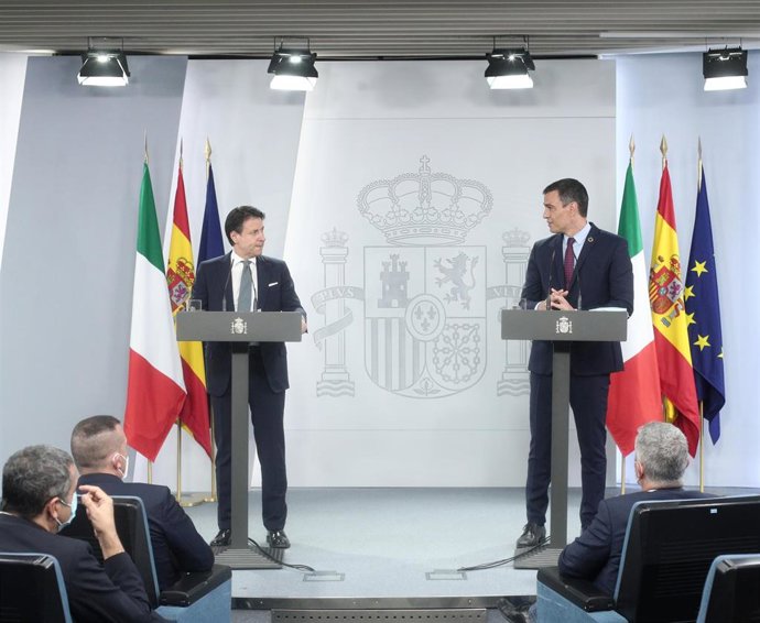 El primer ministro de la República Italiana, Giuseppe Conte (i), y el presidente del Gobierno, Pedro Sánchez.