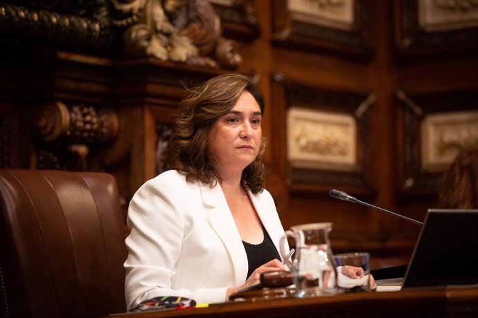 L'alcaldessa de Barcelona, Ada Colau, durant la primera sessió plenria del Consell Municipal de l'Ajuntament de Barcelona després de la fi de l'estat d'alarma, que solament compta amb la presncia de 15 regidors, a Barcelona.