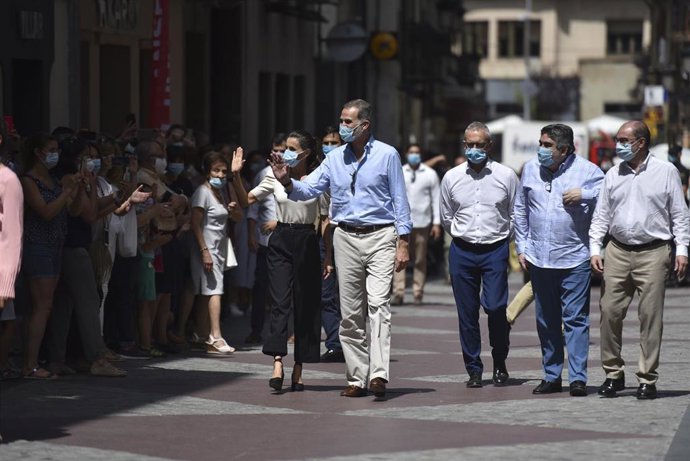 Los Reyes de España, Don Felipe VI y Doña Letizia, saludan a los vecinos durante su paseo por el centro histórico de la ciudad pirenaica de Jaca minutos antes de dirigirse pabellón de hielo jaqués.