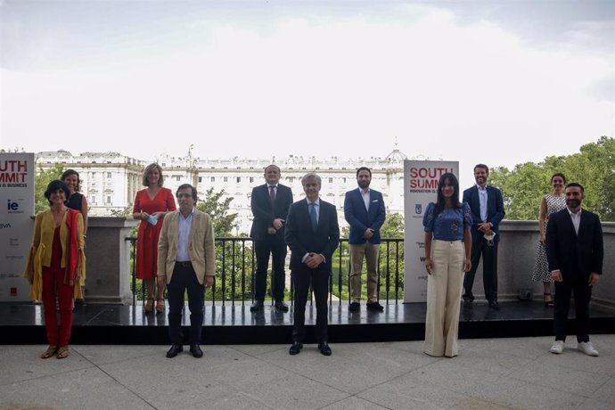 Martínez-Almeida posa en una fotografía en la presentación de South Summit 2020, encuentro organizado por la IE University en colaboración con el Ayuntamiento de Madrid a donde ha acudido acompañado por la vicealcaldesa