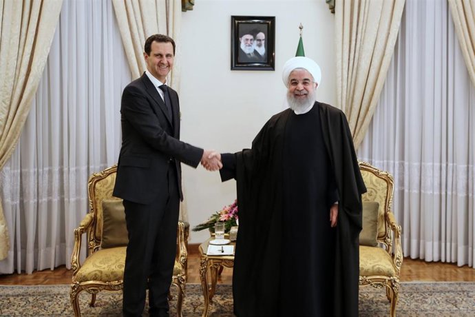 Los presidentes de Siria e Irán, Bashar al Assad (i) y Hasán Rohani (d)