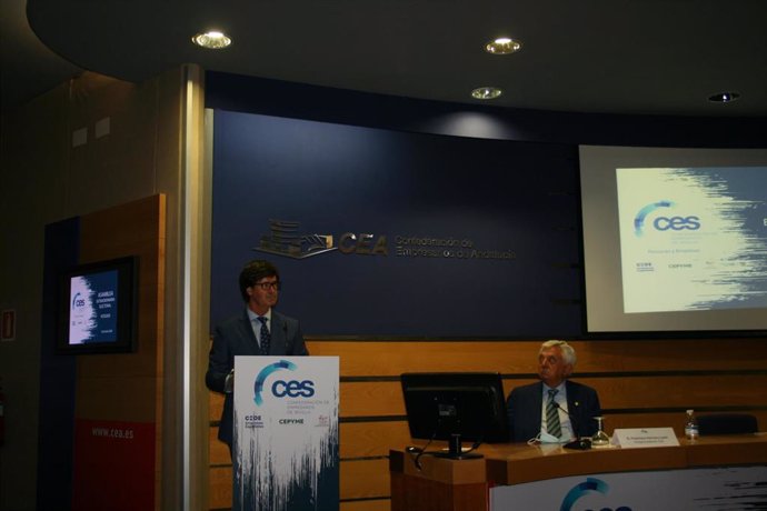 Miguel Rus, reelegido presidente de la CES, durante su intervención en la asamblea extraordinaria electoral, celebrada en la CEA