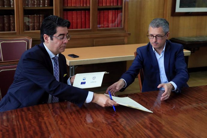 El presidente del Cabildo de Tenerife, Pedro Martín (i), en la firma del convenio con Acuaes junto al secretario de Estado de Medio Ambiente, Hugo Morán