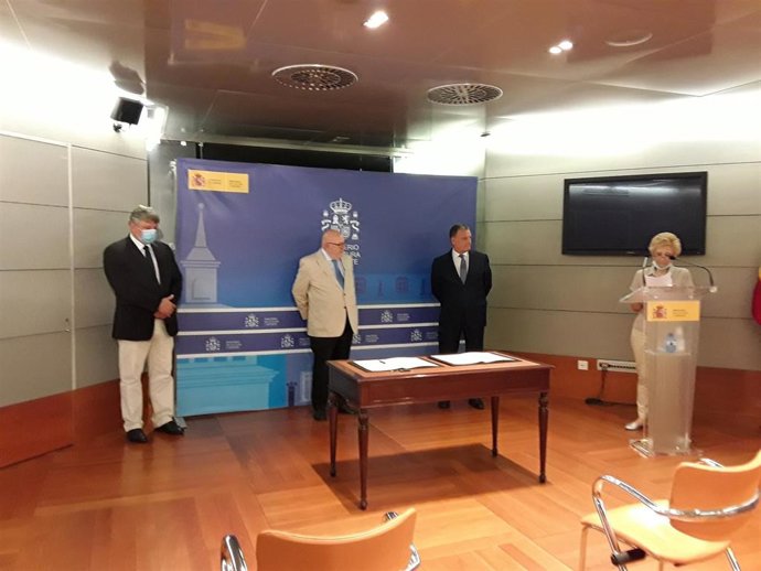 Rafael Lambea, Director General de CREA, Javier García, Secretario general de Cultura y Ferrán López, Presidente de la Federación de Anticuarios.