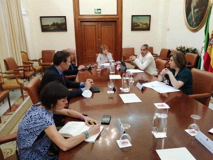 Reunión de la delegada del Gobierno en Andalucía, Sandra García, con representantes de Airbus.