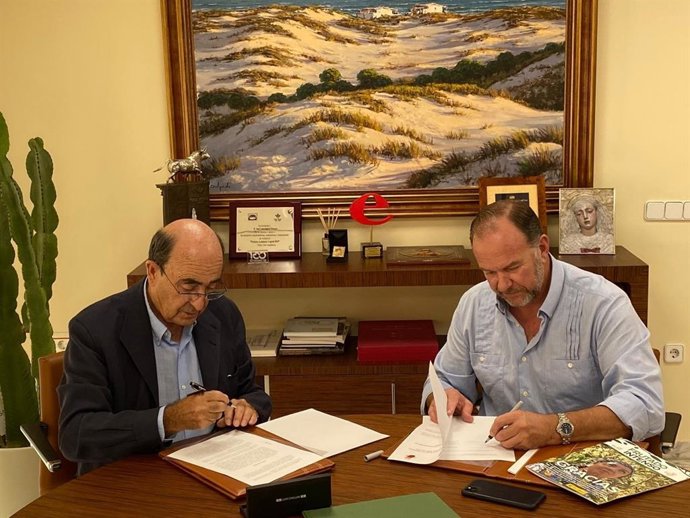 El presidente de la Fundación Caja Rural del Sur, José Luis García-Palacios Álvarez, y el presidente del Consejo Regulador de la Denominación de Origen Estepa, José María Loring Lasarte, firman un convenio de colaboración