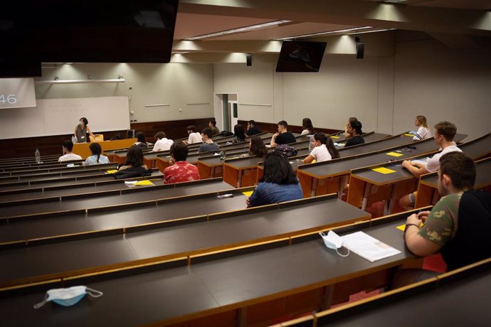 Estudiantes de bachillerato antes de comenzar los exámenes de las Pruebas de Acceso a la Universidad (PAU), en el Campus Ciutadella en Barcelona, Catalunya (España), a 7 de julio de 2020