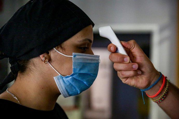 Varios alumnos de La Quinta Cocina, programa de cocina para jóvenes en riesgo de exclusión, preparan menús que entregarán a familias vulnerables. Los alumnos, durante el estado de alarma provocado por la crisis de la Covid-19, 