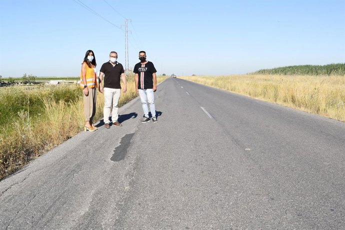 El alcalde palaciego, Juan Manuel Valle, critica el estado "intransitable" de la carretera de Los Chapatales