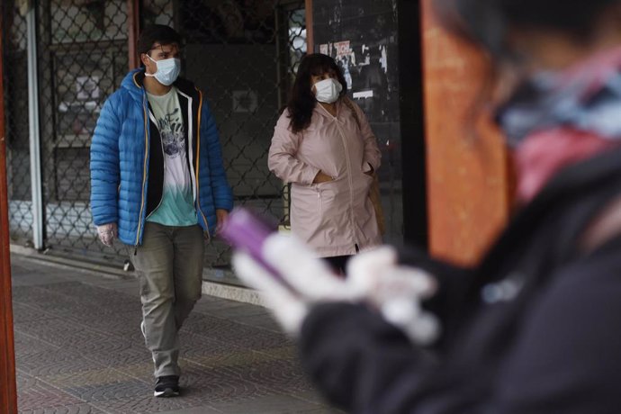 Dos personas pasean por la región de Aysén durante la pandemia de coronavirus en Chile