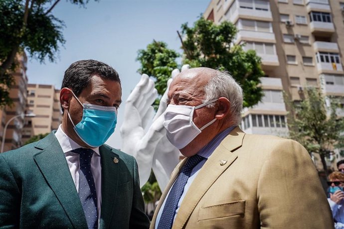 El presidente de la Junta, Juanma Moreno, junto al consejero de Salud y Familias, Jesús Aguirre