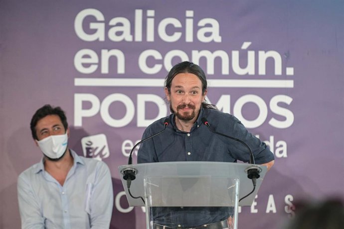 El secretario general de Podemos y vicepresidente segundo del Gobierno, Pablo Iglesias, durante su intervención junto al secretario general de Podemos Galicia y candidato de Galicia en Común-Anova a la presidencia de la Xunta de Galicia, Antón Gómez-Rei