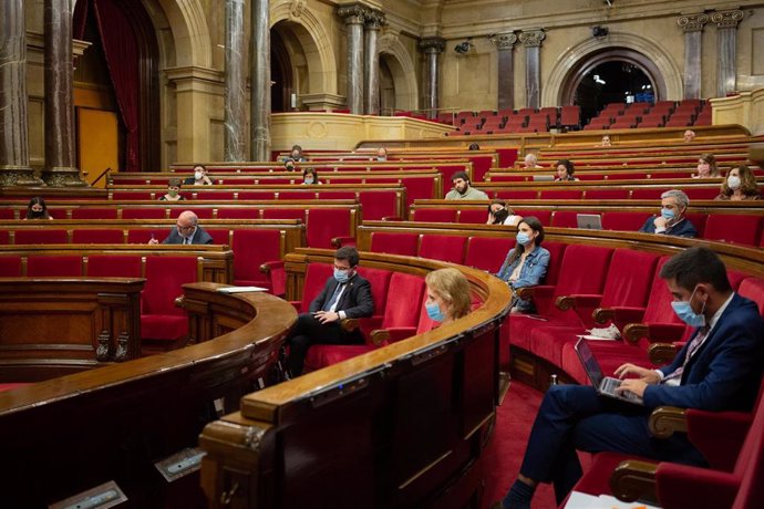 Diputados en el Parlamento catalán durante la segunda sesión plenaria monográfica sobre la gestión de las residencias para personas mayores y para personas con discapacidad durante la pandemia del COVID-19.