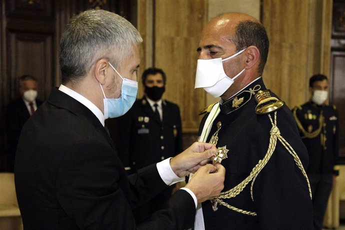 Marlaska impone la Gran Cruz al Mérito de la Guardia Civil al comandante general