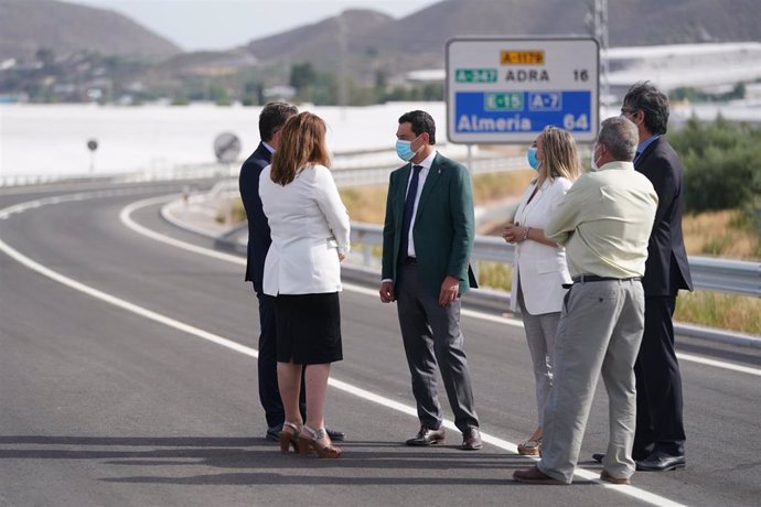 El presidente de la Junta, Juanma Moreno, durante una de las inauguraciones viarias en Almería