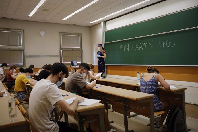 Un reloj indica la hora de fin del examen mientras un grupo de estudiantes de las asignaturas troncales de la rama de Ciencias realiza las pruebas de la Evaluación de Acceso a la Universidad (EVAU).