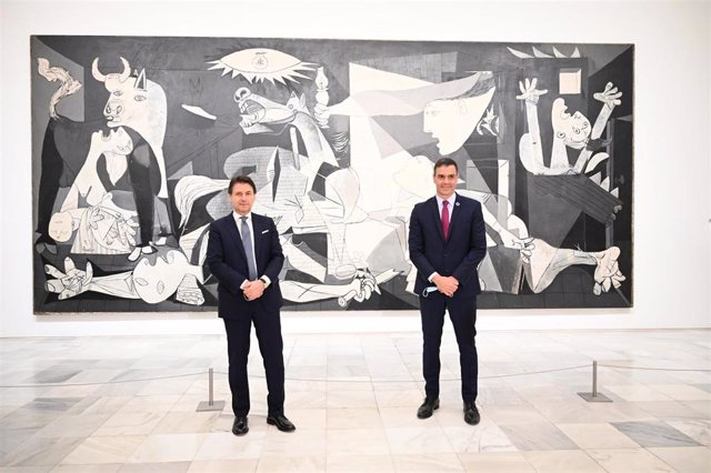 El presidente del Gobierno, Pedro Sánchez, ha acompañado este miércoles a su homólogo italiano, Giuseppe Conte, durante una visita al Museo Reina Sofía de Madrid y le ha mostrado el emblemático cuadro de 'El Guernika' de Pablo Picasso.