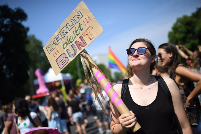 Manifestación contra AfD en Berlín. Una mujer con el lema "Berlín es multicolor" en una pancarta
